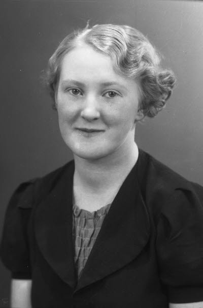 Porträtt av en dam. Ateljefoto.