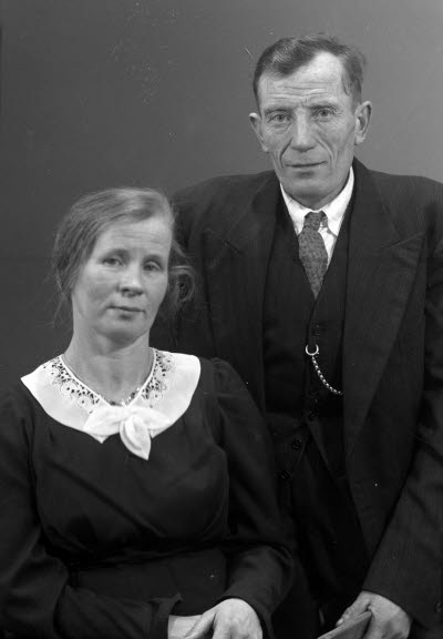 Porträtt av ett par; en herre och en dam. Ateljefoto.