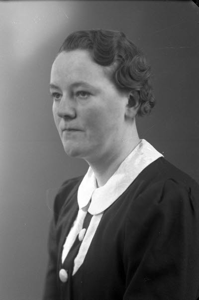 Porträtt av en dam. Ateljefoto.