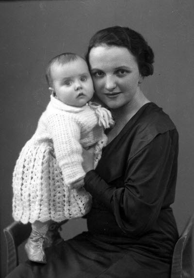 Porträtt av en dam och ett barn; mor och barn. Ateljefoto.