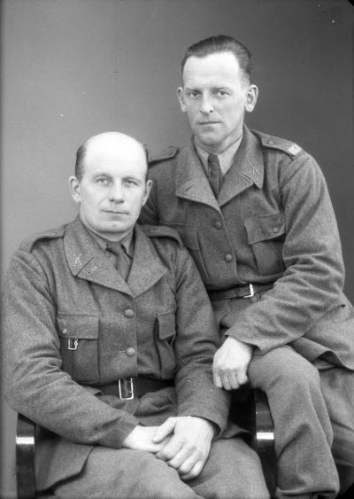 Porträtt av två herrar i militäruniformer. Ateljefoto.