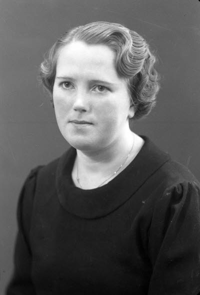 Porträtt av en dam. Ateljefoto.