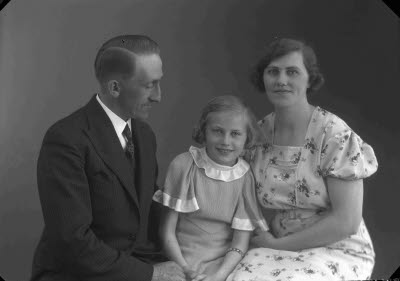 Porträtt av en herre, en dam och ett barn, flicka.