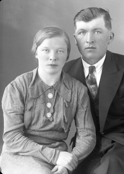 Porträtt av ett par; en herre och en dam. Ateljefoto.