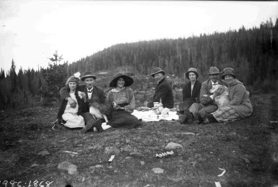 Gruppbild; Välkommaberget? Ett sällskap på utflykt. Oidentifierade.