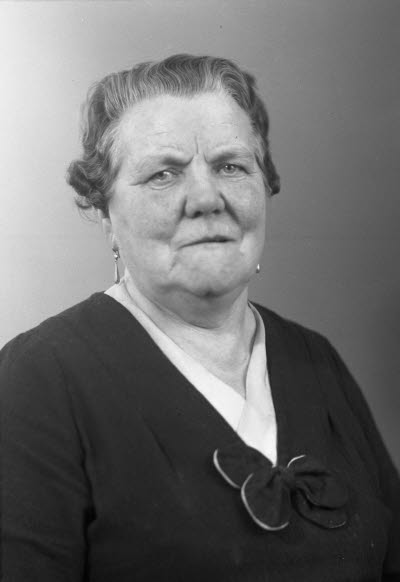 Porträtt av en dam. Ateljefoto.