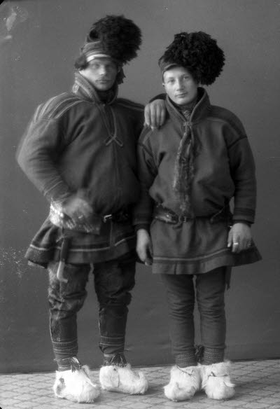 Porträtt av två herrar i samedräkter. Ateljefoto.