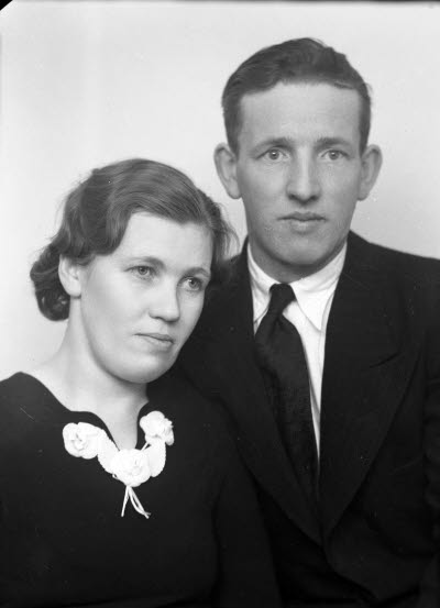 Porträtt av ett par; en herre och en dam. Ateljefoto.