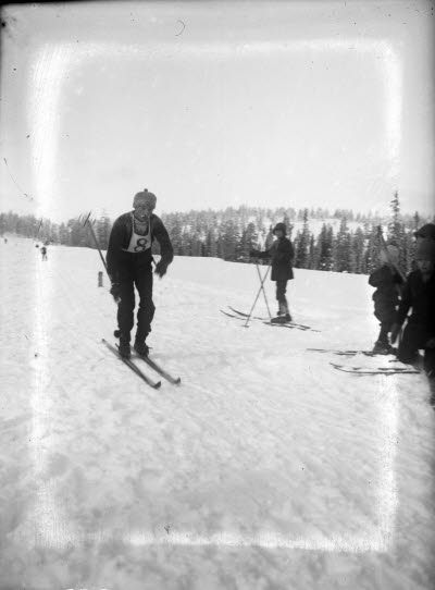 Idrott; skidtävling; skidåkare. Oidentifierad.