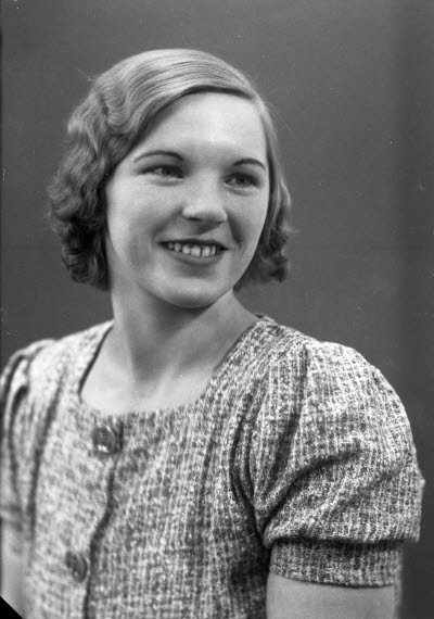 Porträtt av en dam. Ateljefoto.