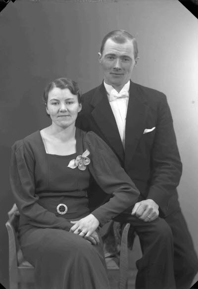 Porträtt av ett brudpar. Ateljefoto.