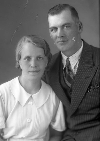 Porträtt av ett par; en herre och en dam. Ateljefoto.