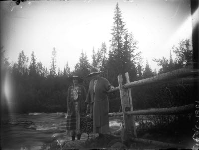 Två damer. Oidentifierade.