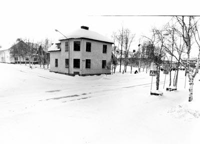 Postgatan 11; korsningen Postgatan/Hantverkaregatan, Gällivare. Wallons hus?