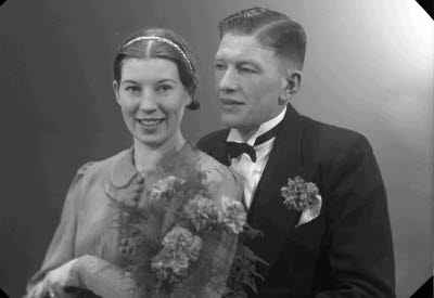 Porträtt av ett brudpar. Ateljefoto.