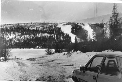 Harrträsk, Gällivare, med Dundret i bakgrunden. Bilparkering inför World Cup 1983, alpina världscuptävlingarna.