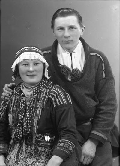 Porträtt av ett par i samedräkter. Ateljefoto.