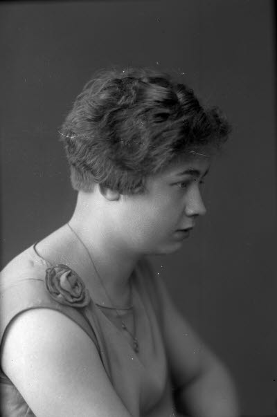 Porträtt av en dam. Ateljefoto.