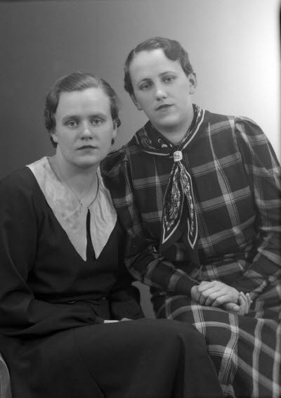 Porträtt av två damer. Ateljefoto.