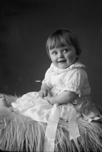 Porträtt av ett barn. Ateljefoto.