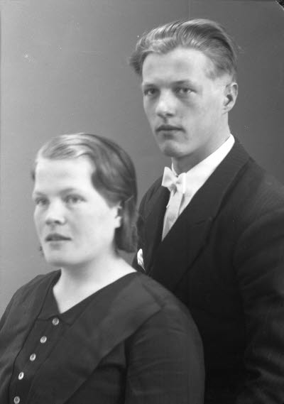 Porträtt av ett par; en dam och en herre. Ateljefoto.