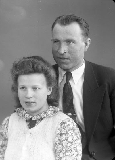 Porträtt av ett par; en herre och en dam. Ateljefoto.