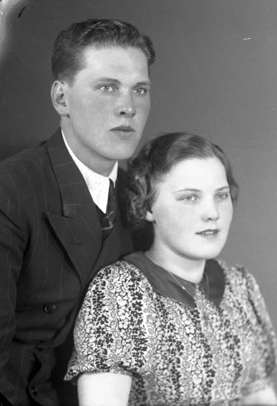 Porträtt av ett par; en herre och en dam. Ateljefoto.