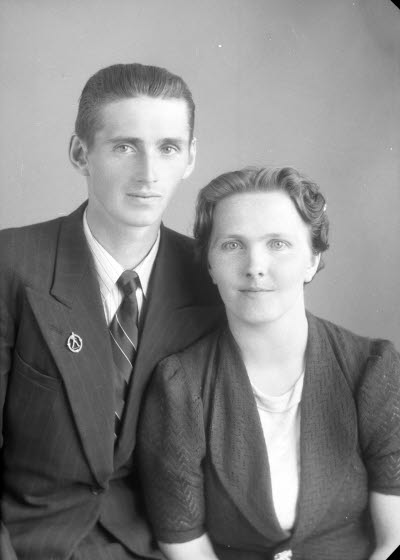 Porträtt av ett par; en herre och en dam. Ateljefoto.