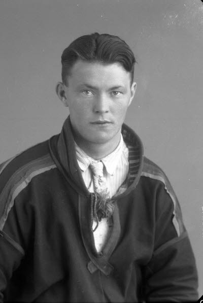 Porträtt av en herre i samedräkt. Ateljefoto.