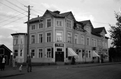 Pappershandel på Storgatan i Gällivare; guldsmed; café.