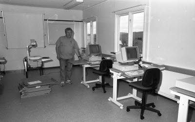 Inredning av nytt datarum för utbildningar.