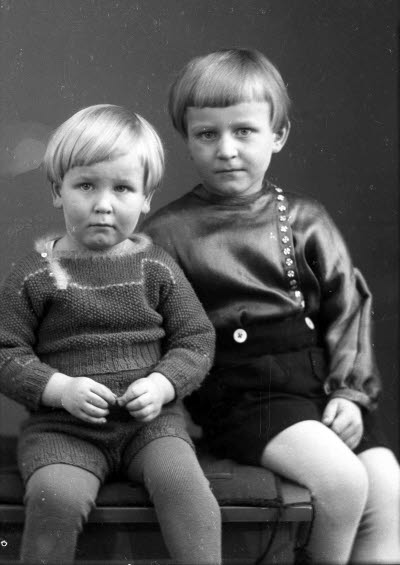 Porträtt av två barn. Ateljefoto.