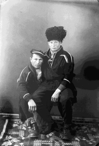 Porträtt av två herrar i samedräkter. Ateljefoto.