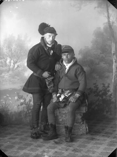 Porträtt av 2 herrar i samedräkt. Ateljefoto.