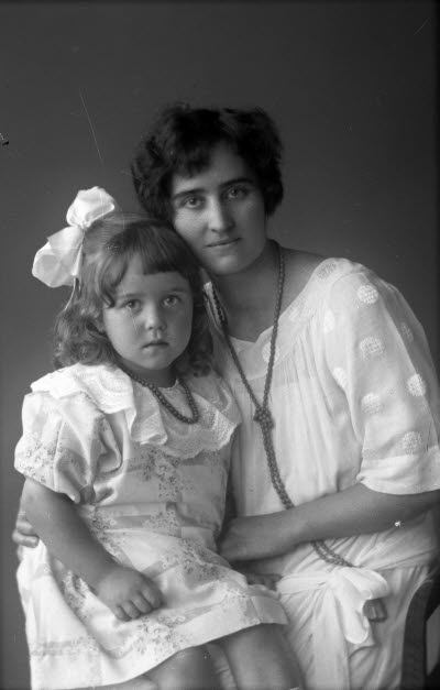 Porträtt av en kvinna och ett barn, ateljefoto.