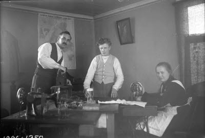 Gruppbild skräddare. Interiör. Oidentifierade.