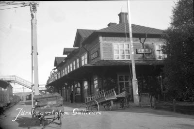 Järnvägsstationen; perrongen; dragkärror.