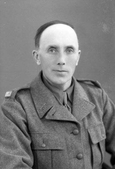 Porträtt av en herre i militäruniform. Ateljefoto.