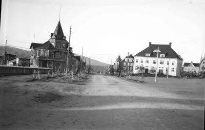 Malmbergets centrum; Handelsbanken; Wennerströmska huset; Lalanders; "Skara Lasses hus". I bakgrunden skymtar "Tysta Maris" torn.