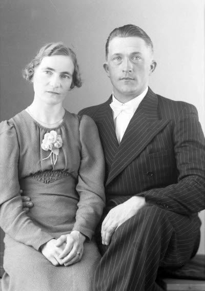 Porträtt av ett par; en herre och en dam. Ateljefoto.