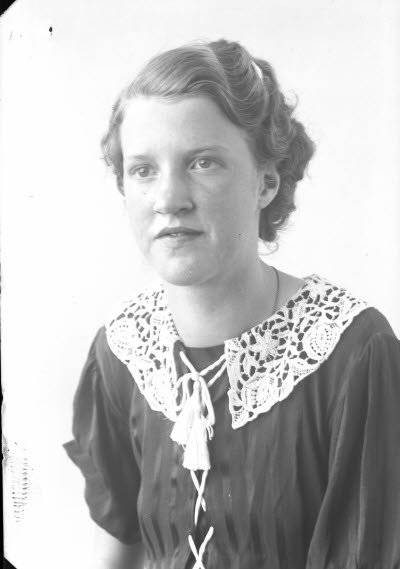 Porträtt av en dam. Ateljefoto.