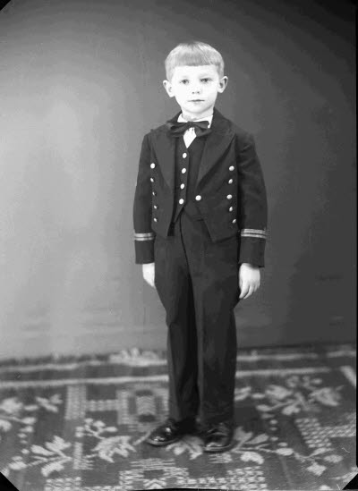 Porträtt av ett barn; en pojke. Ateljefoto.