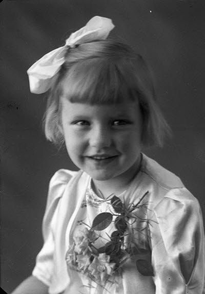 Porträtt av ett barn; en flicka. Ateljefoto.