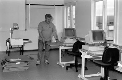 Inredning av nytt datarum för utbildningar.