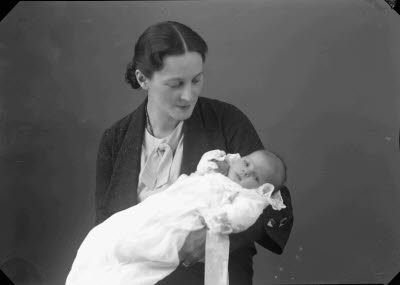 Porträtt av en dam och ett barn. Ateljefoto.