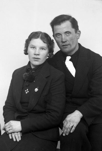 Porträtt av ett par; en herre och en dam. Ateljefoto.