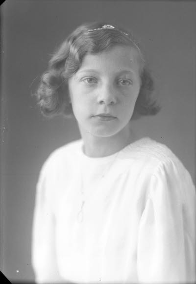 Porträtt av en ung dam, flicka. Ateljefoto.