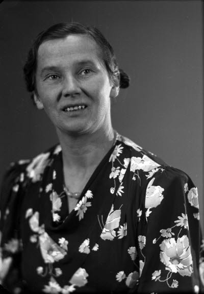 Porträtt av en dam. Ateljefoto.