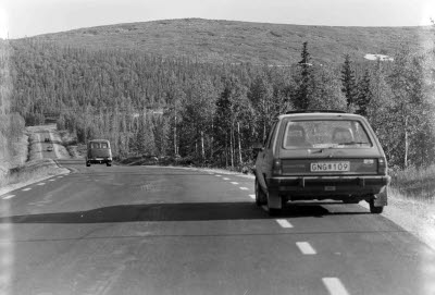 Bilar efter Porjusvägen, Gällivare. Dundret i bakgrunden.