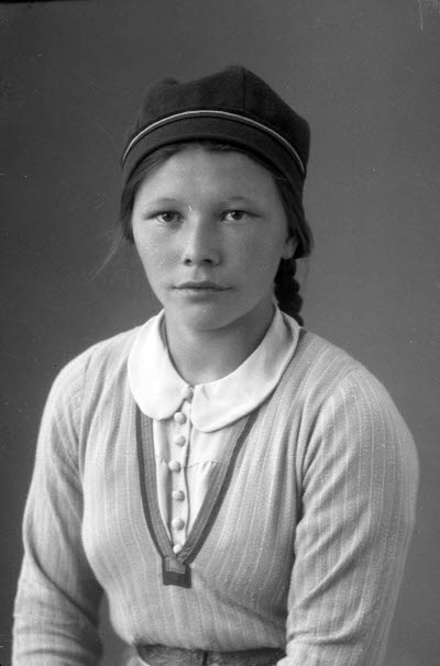 Porträtt av en flicka i samedräkt. Ateljefoto.